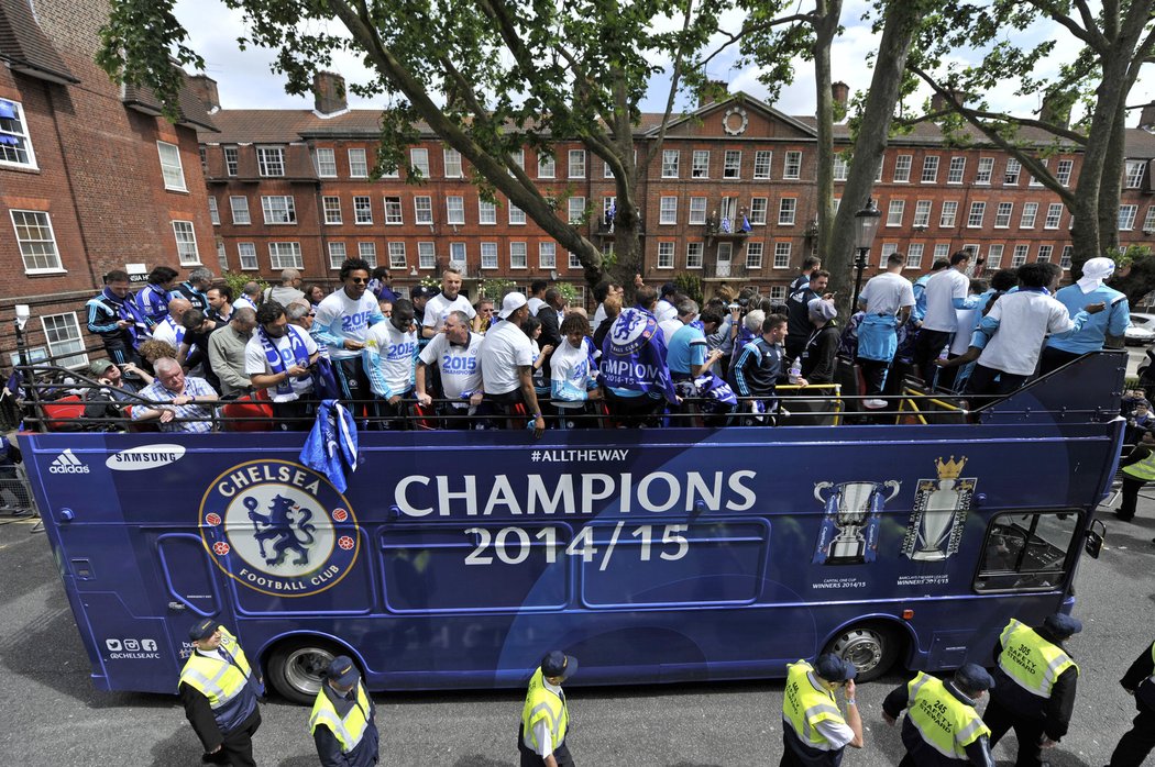Fotbalisté Chelsea projeli Londýn na autobusu