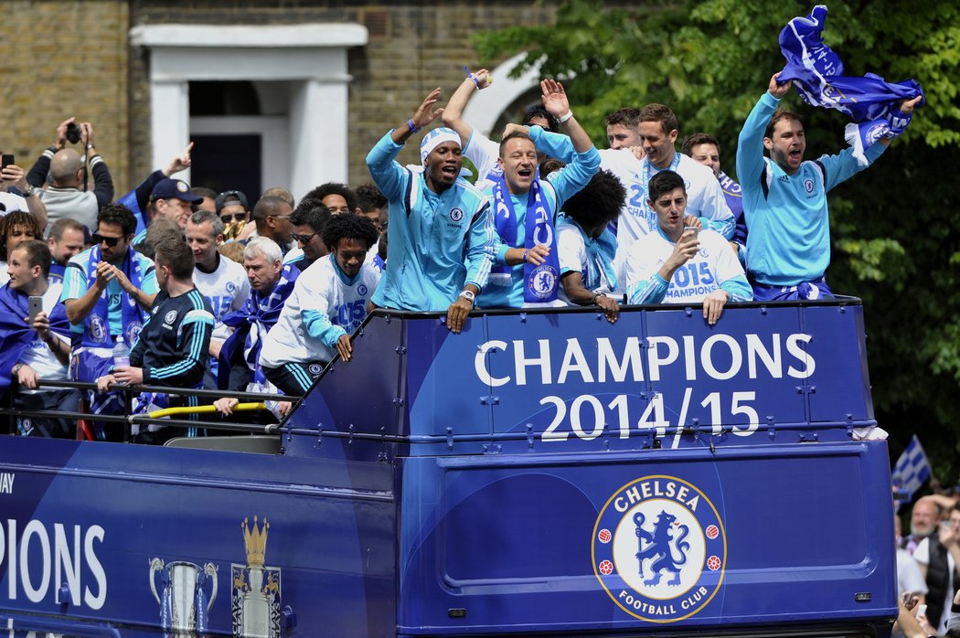 Šampioni z Chelsea projeli Londýn na speciálním autobusu