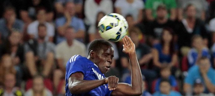 Nový stoper Chelsea Kurt Zouma zasahuje ve vzduchu.