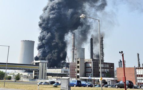 Hustý dým valící se z chemičky byl vidět na vzdálenost 10 km.