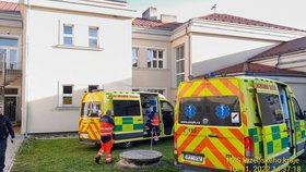 Po chemickém pokusu ve škole ve Všerubech na Plzeňsku skončilo pět dětí v nemocnici.