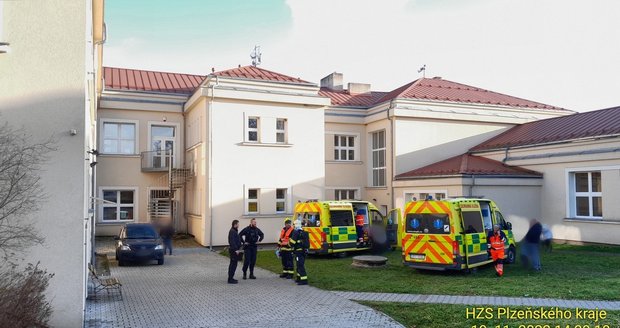 Po chemickém pokusu ve škole ve Všerubech na Plzeňsku skončilo pět dětí v nemocnici.