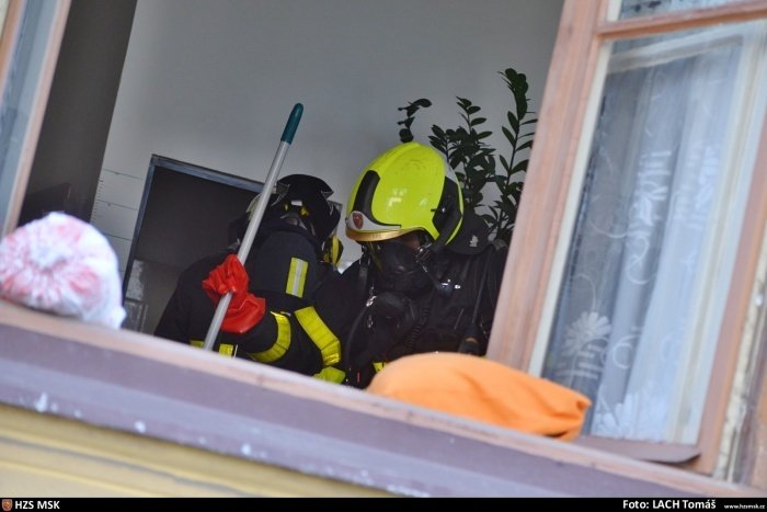 Hasiči v Diagnostickém ústavu v Ostravě-Kunčičkách likvidovali nebezpečnou neředěnou dezinfekci. Tři lidé se nadýchali výparů.