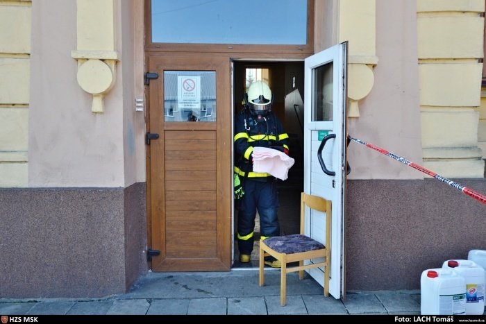 Hasiči v Diagnostickém ústavu v Ostravě-Kunčičkách likvidovali nebezpečnou neředěnou dezinfekci. Tři lidé se nadýchali výparů.