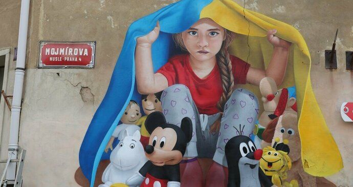 Ukraine Help – Nusle Prague : Un artiste de ChemiS peint une peinture murale d’une petite fille sous un drapeau