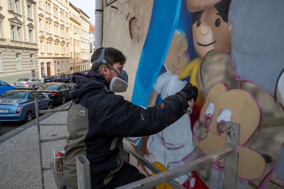 V Nuslích na rohu Mojmírovy a Nuselské ulice vznikla nástěnná malba umělce, který si říká ChemiS.