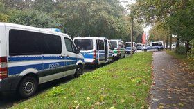 Hrozba bombového útoku u českých hranic: Německá policie evakuovala dům.