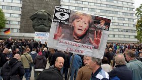 V německém Chemnitzu lidé demonstrovali proti migrantům i proti nacismu (1. 9. 2018)