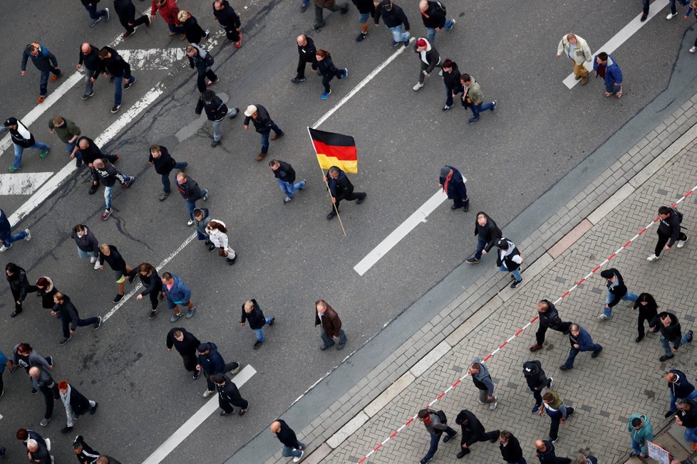 V německém Chemnitzu lidé demonstrovali proti migrantům i proti nacismu (1. 9. 2018).