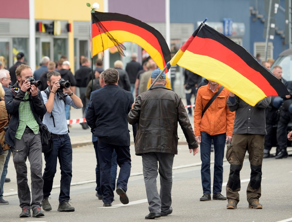 V německém Chemnitzu lidé demonstrovali proti migrantům i proti nacismu (1. 9. 2018).