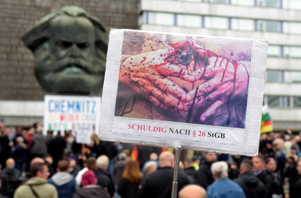 V německém Chemnitzu lidé demonstrovali proti migrantům i proti nacismu (1. 9. 2018).