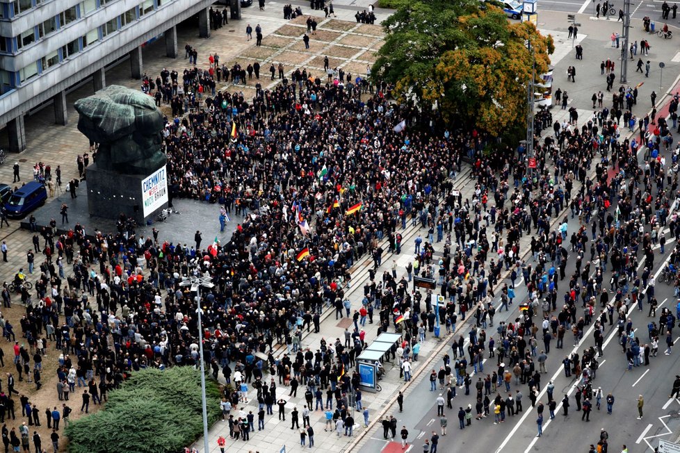 V německém Chemnitzu lidé demonstrovali proti migrantům i proti nacismu (1. 9. 2018).