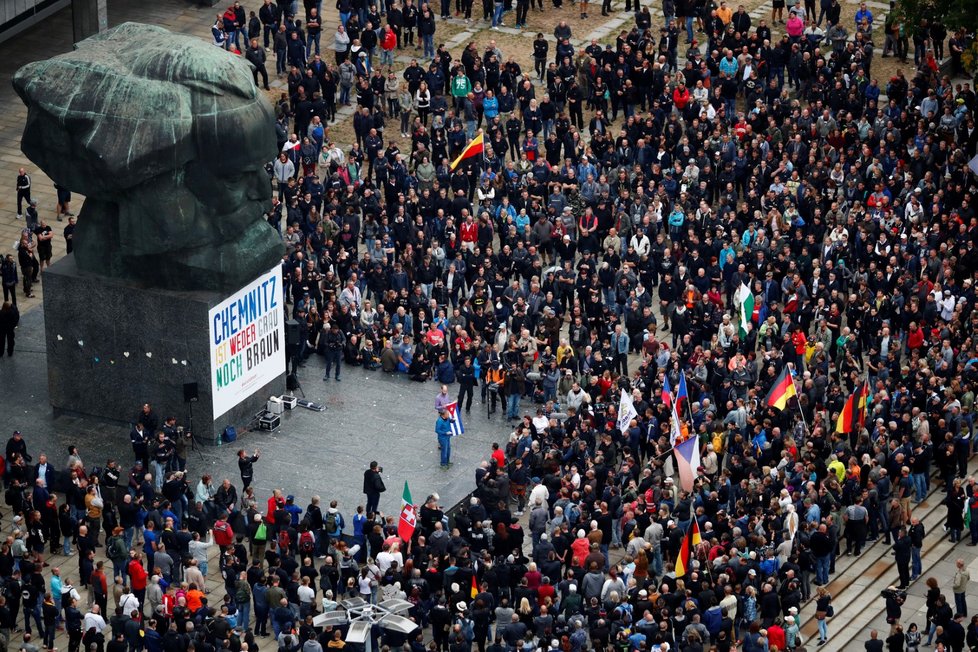 V německém Chemnitzu lidé demonstrovali proti migrantům i proti nacismu (1. 9. 2018).