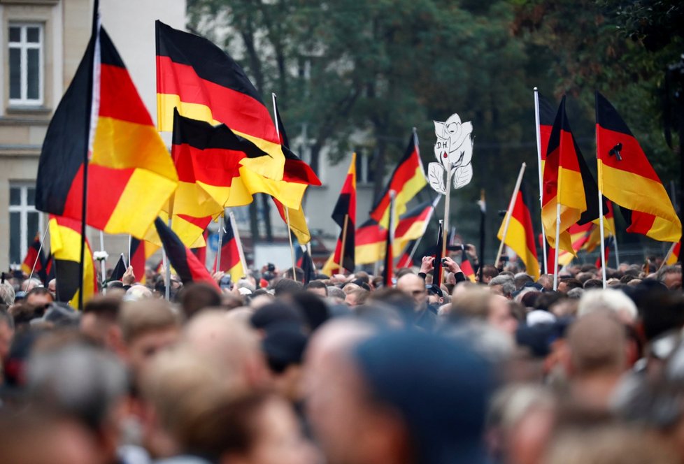 V německém Chemnitzu lidé demonstrovali proti migrantům i proti nacismu (1. 9. 2018).