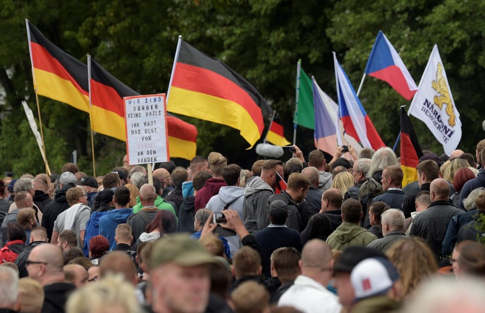 V německém Chemnitzu lidé demonstrovali proti migrantům i proti nacismu (1. 9. 2018)