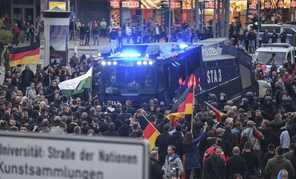 Podle aktuálního průzkumu si nicméně většina Němců nemyslí, že by měla jejich země jako celek problém s pravicovým extremismem.