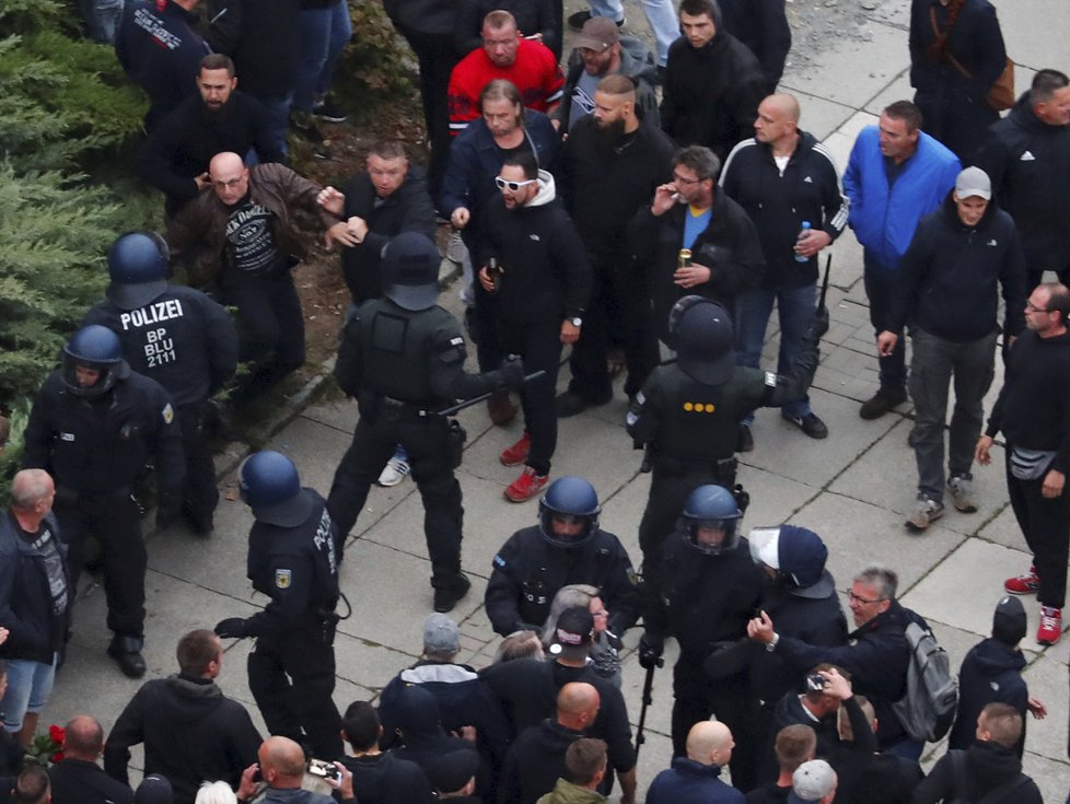 Na demonstrace proti migrantům i na akce uspořádané na protest proti pravicovým radikálům a proti nenávisti vůči cizincům dohlíželo celkem 1800 policistů.