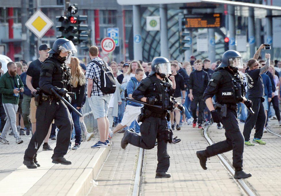Po vraždě Němce útočil dav v Chemnitzu na cizince