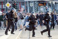 U českých hranic byl další protest kvůli vraždě Němce. Skončil překvapivě