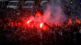 Protesty v Chemnitzu pokračovaly i druhý den po vraždě 35-letého Němce. Střetla se krajní pravice s odpůrci nacionalistů. (27.8.2018)