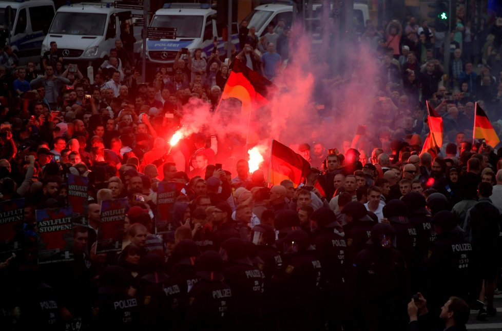 Protesty v Chemnitzu pokračovaly i druhý den po vraždě 35-letého Němce. Střetla se krajní pravice s odpůrci nacionalistů. (27.8.2018)