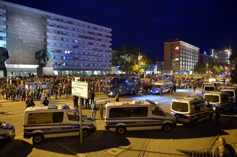 Protesty v Chemnitzu pokračovaly i druhý den po vraždě 35-letého Němce. Střetla se krajní pravice s odpůrci nacionalistů. (27.8.2018)