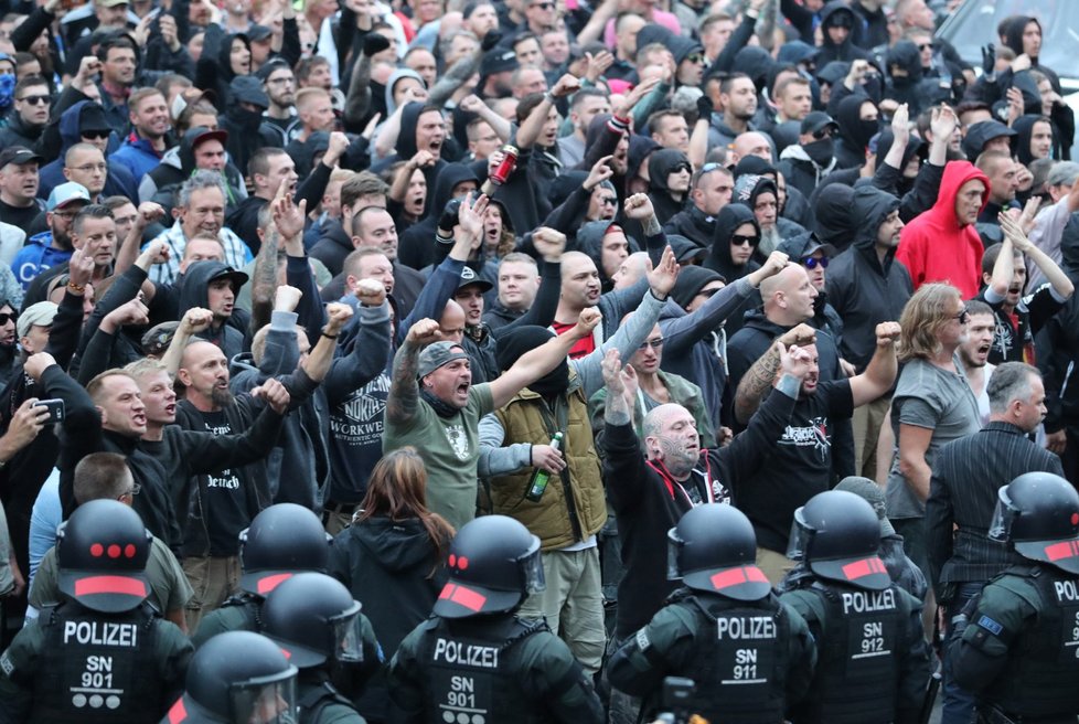 Protesty v Chemnitzu pokračovaly i druhý den po vraždě 35-letého Němce. Střetla se krajní pravice s odpůrci nacionalistů. (27.8.2018)