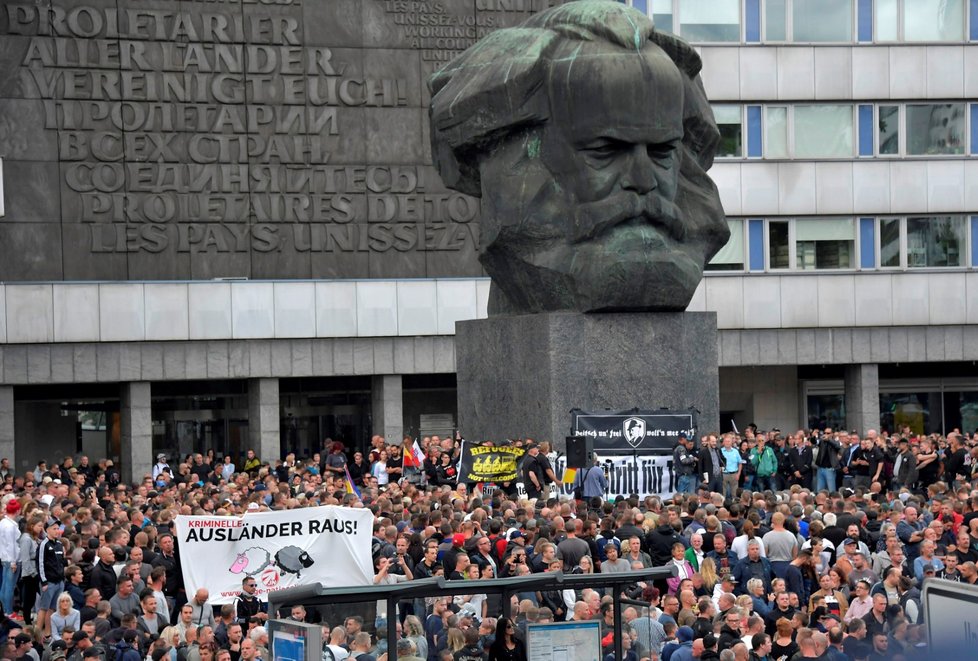 Protesty v Chemnitzu pokračovaly i druhý den po vraždě 35-letého Němce. Střetla se krajní pravice s odpůrci nacionalistů. (27.8.2018)