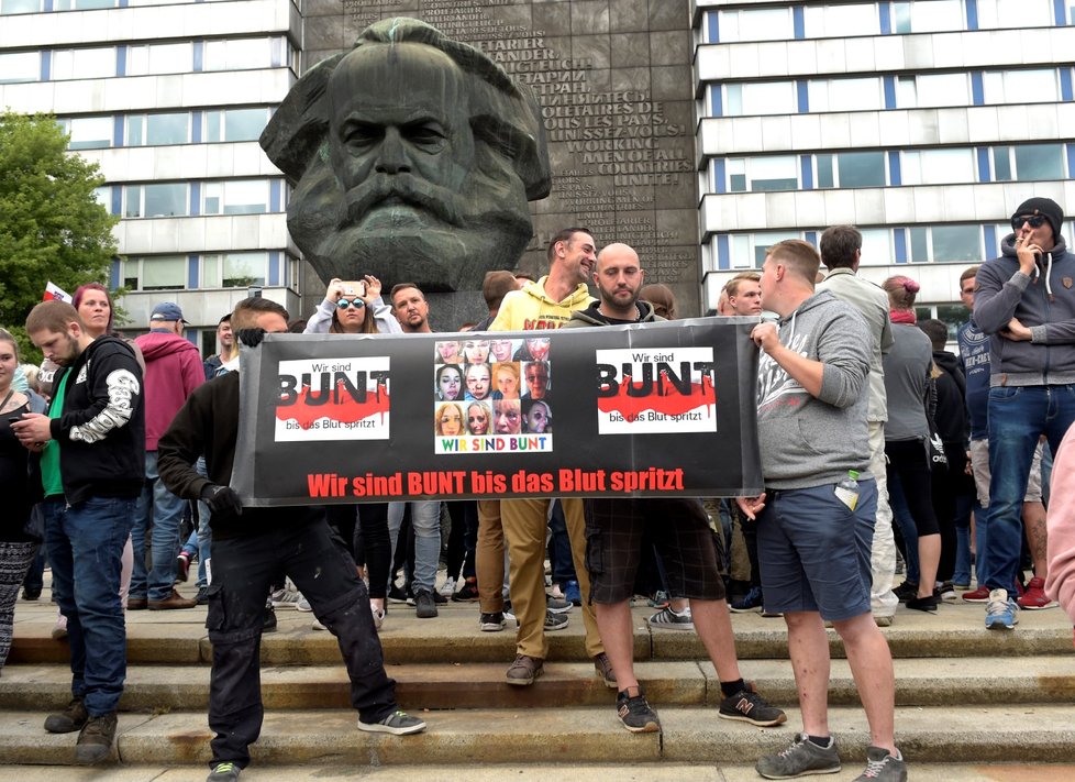 Demonstranti se sešli také u památníku Karla Marxe (27.8.2018).