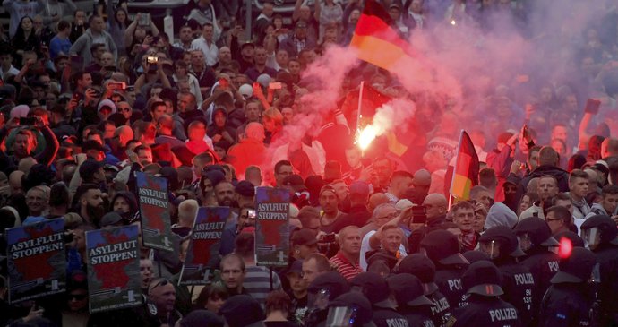 Chemnitzem začaly cloumat protesty po vraždě 35letého Němce.