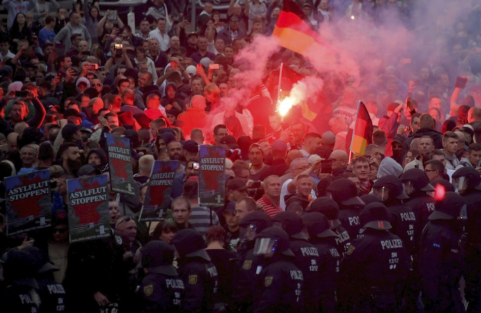 Chemnitzem začaly cloumat protesty po vraždě 35letého Němce.