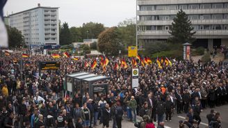 Ať kontrarozvědka sleduje opoziční AfD, žádají němečtí politici kvůli masovým protestům v Saské Kamenici