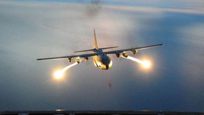 Transportní letoun C-130 Hercules vypouští fléry, které vyrábí jedna z divízí Chemring Group. Transportní letoun C-130 Hercules vypouští fléry, které vyrábí jedna z divízí Chemring Group.