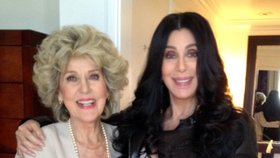 Kdo vypadá lépe, Cher nebo její matka?