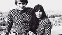 Sonny a Cher se se svými outfity trochu míjeli s dobou. V červenci 1965 je kvůli nim vyhodili z londýnského hotelu Hilton. 
