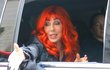 Zpěvačka Cher se zdraví s fanoušky před vystoupením v show Jimmyho Fallona