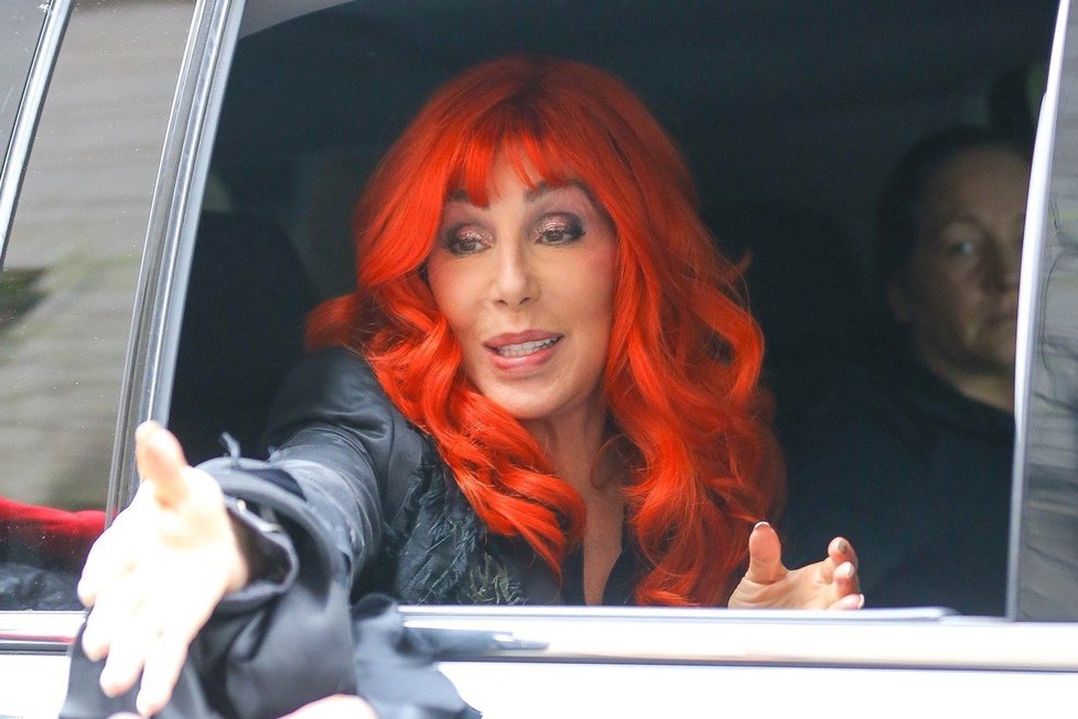Zpěvačka Cher se zdraví s fanoušky před vystoupením v show Jimmyho Fallona.