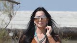 Cher předvedla na pláži extravagantní modely. Nebojí se ani průsvitné krajky!