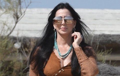 Cher předvedla na pláži extravagantní modely. Nebojí se ani průsvitné krajky!
