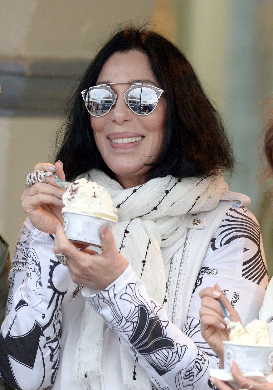 Zpěvačka Cher je chodící reklamou na plastickou chirurgii. V jejích 72 letech je ale zpěvaččin vzhled fascinující. Jakého plastického zákroku lituje? Zpackaného zvětšení prsou, které se rozhodla podstoupit poté, co porodila syna Chada