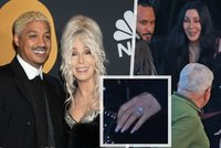 Cher šokovala fanoušky obřím prstenem: Utajila snad vlastní svatbu?