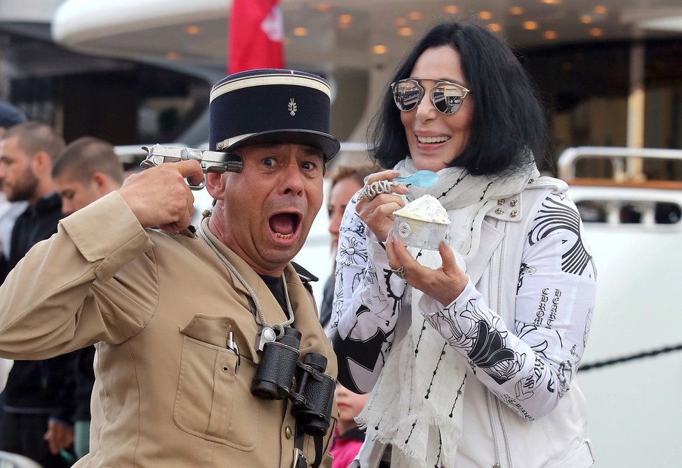 Cher vtipkovala se strážníkem.