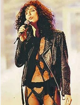 Cher v síťovaném oblečku v roce 1989...