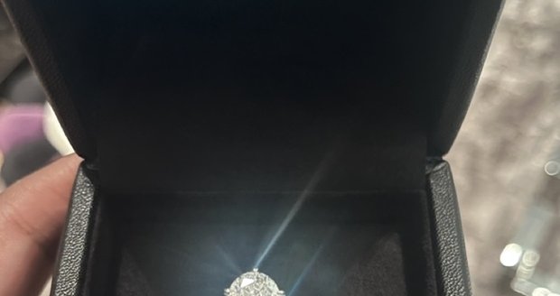 Cher se na Tiwtteru pochlubila diamantovým prstenem.