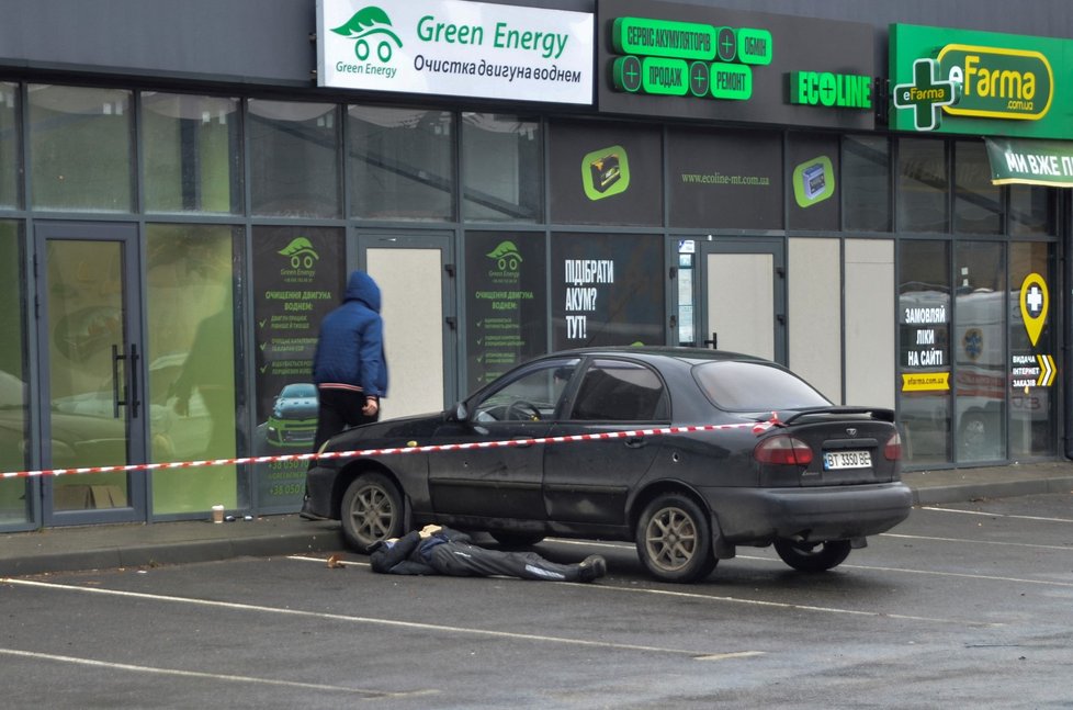 Vyšetřovatelé v Chersonu zkoumají škody po dopadu ruské rakety k supermarketu. (11. 3. 2023)