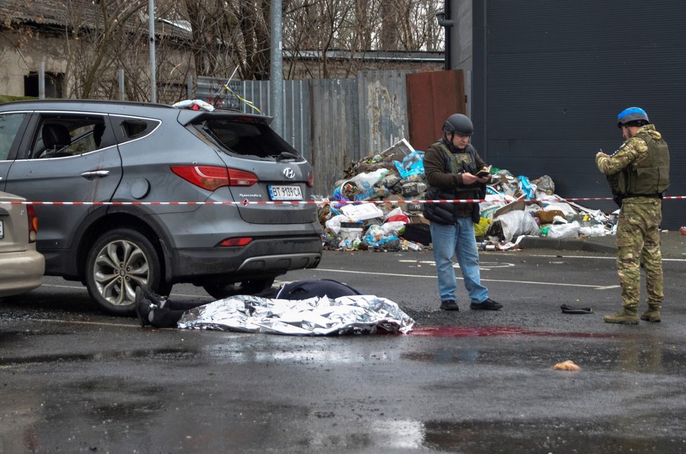 Vyšetřovatelé v Chersonu zkoumají škody po dopadu ruské rakety k supermarketu. (11. 3. 2023)