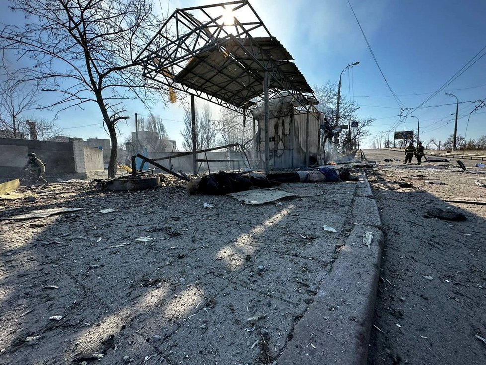 Následky ruského bombardování Chersonu: Mrtví u zastávky autobusu (9. 3. 2023).