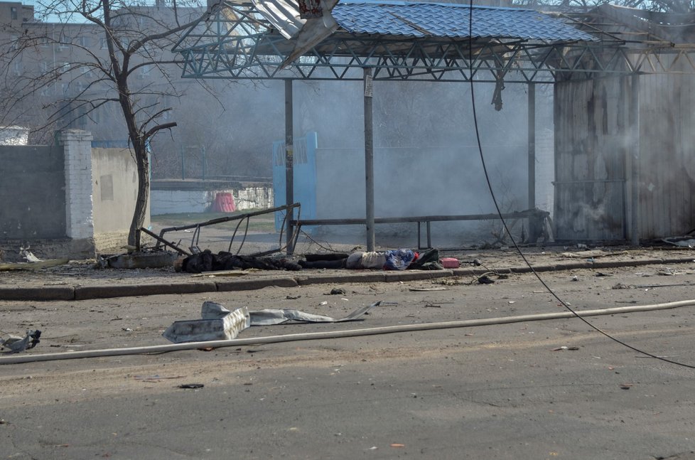 Následky ruského bombardování Chersonu: Mrtví u zastávky autobusu (9. 3. 2023)