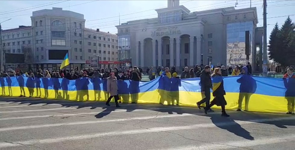 Protiválečné demonstrace v ukrajinském Chersonu