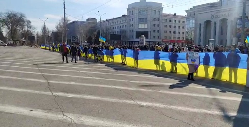 Protiválečné demonstrace v ukrajinském Chersonu